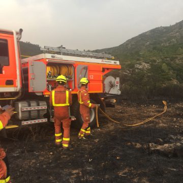 Bombers treballen en un tallafocs per protegir d’incendis una urbanització a Xàtiva