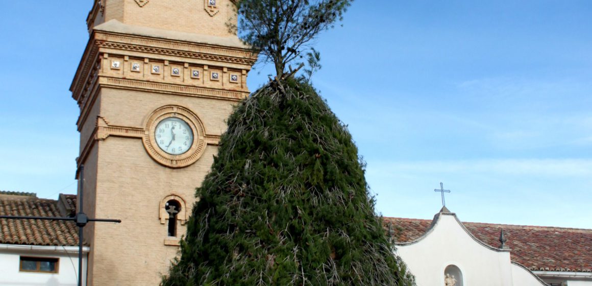 Fontanars dels Alforins encén la foguera en honor a Sant Antoni aquest dissabte