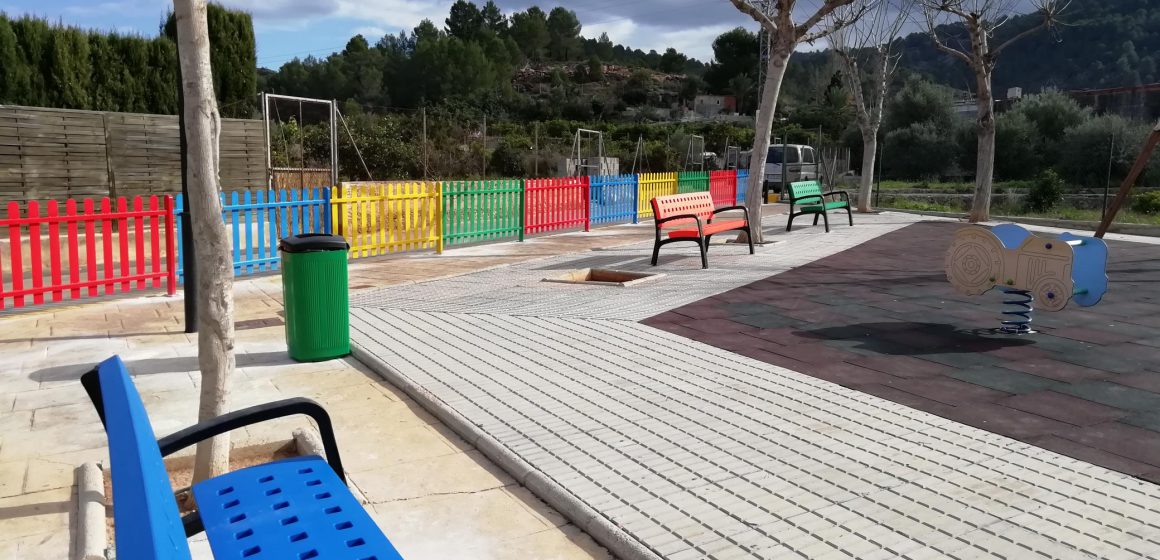 Millores en el mobiliari urbà del parc del carrer Miguel Hernández de La Font d’en Carròs
