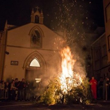 El porrat de Sant Antoni a La Font d’en Carròs reivindica les tradicions del poble