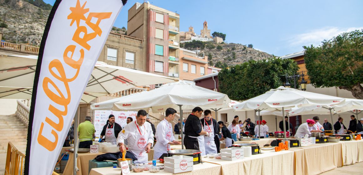 Dihuit restaurants competixen en el IV Concurs Nacional de Paella de Cullera