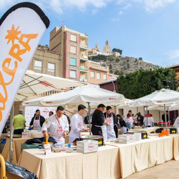 Dihuit restaurants competixen en el IV Concurs Nacional de Paella de Cullera