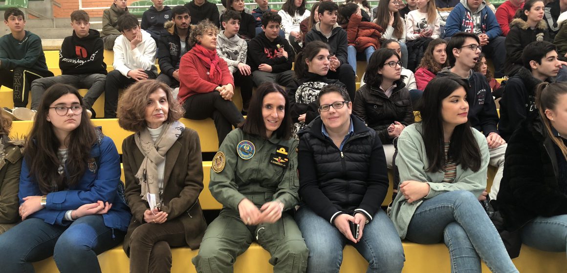 La primera pilot de les Forces Armades visita Cullera