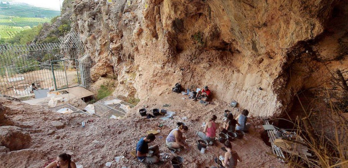 La cova del Bolomor celebra 30 anys d’excavacions i investigacions a Tavernes