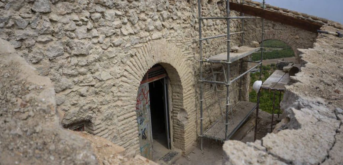 La restauració de Sant Miquel descobreix un sòcol que rodeja l’ermita i pintures a un mur