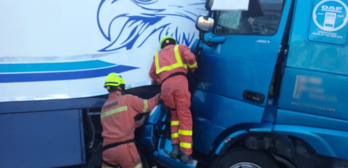 Accident entre dos camions en la A7 a l’altura de Xàtiva
