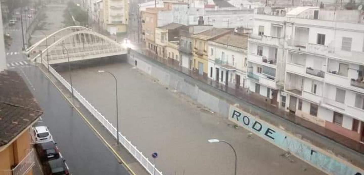 Fins a 129 litres deixen vehicles atrapats a Gandia, Alzira, Tavernes i L’Alcúdia per la pluja i camins tallats