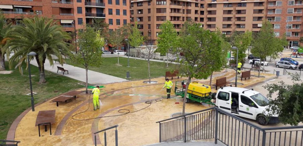 Ontinyent fa una neteja intensiva de 26 parcs públics i zones verdes escolars en desinfectant