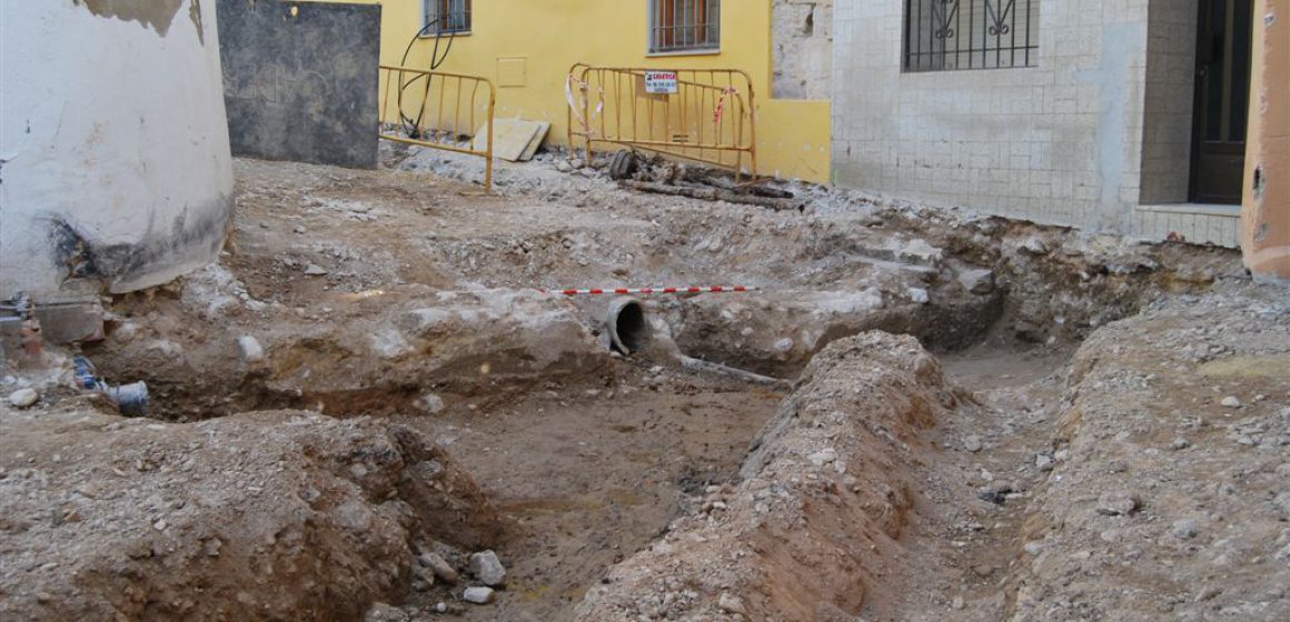 Les obres de la Vila d’Ontinyent troben restes de muralla ocults durant huit segles