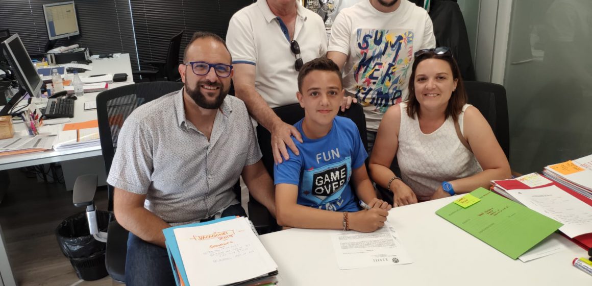 Yannick Roselló del CF Base Gandia fitxa pel València CF