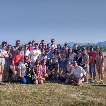 Uns 40 estudiants Erasmus retiren fem de les platges naturals de Cullera