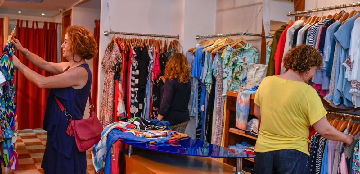 Els comerços de Cullera obrin en la Shopping Night i sortegen 300 euros