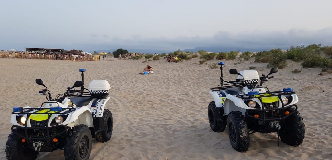 La presència policial espanta el botellot de les dunes de l’Escollera