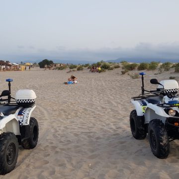 La presència policial espanta el botellot de les dunes de l’Escollera