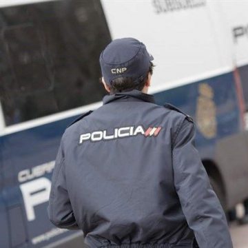 La Policia Nacional deté en Gandia un home després fracturar la lluna d’un local amb un patinet