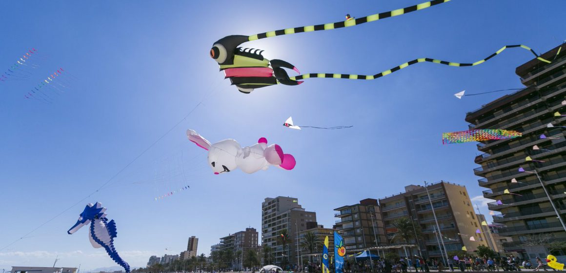 Volada de milotxes a la platja de Gandia