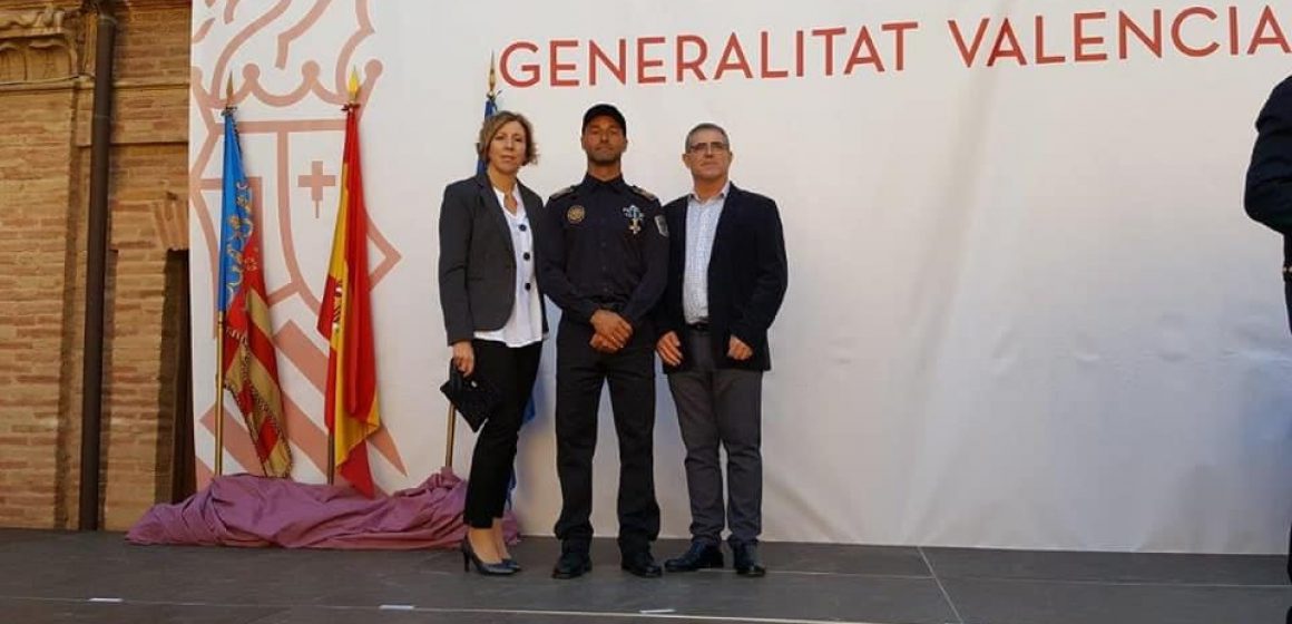 Condecorat un Policia Local d’El Real de Gandia per salvar una família a la qual van assaltar en el seu habitatge