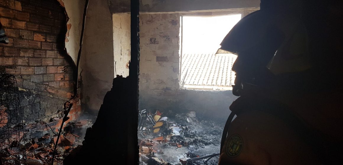 Un incendi provoca danys estructurals en un habitatge d’Algemesí