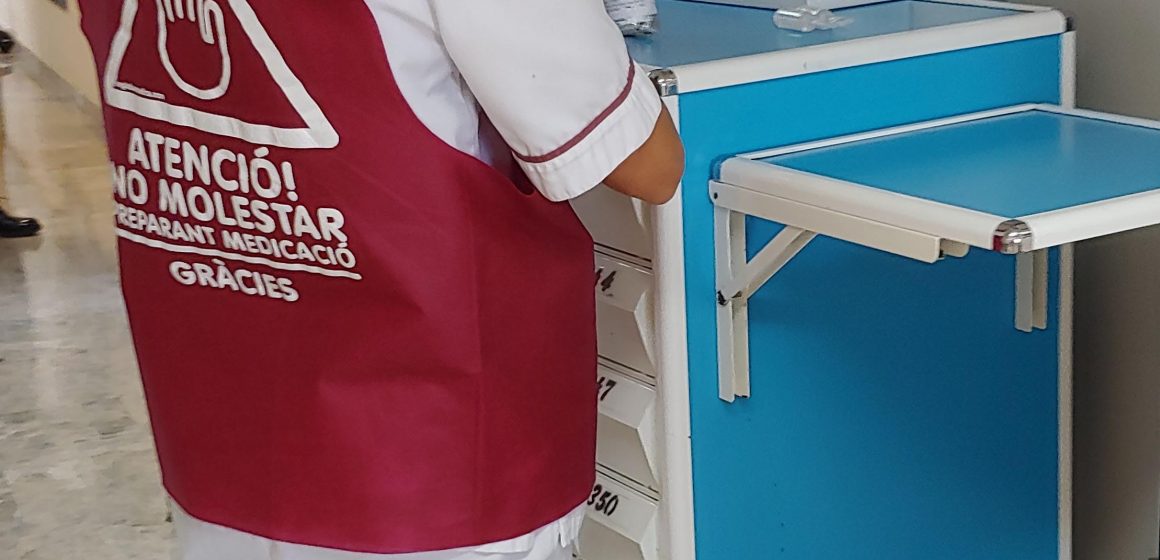L’Hospital d’Alzira incorpora l’ús d’un jupetí vermell per millorar la seguretat en l’administració de fàrmacs
