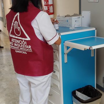 L’Hospital d’Alzira incorpora l’ús d’un jupetí vermell per millorar la seguretat en l’administració de fàrmacs