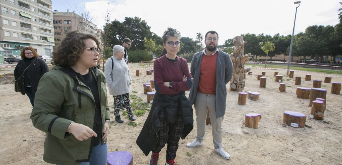 Gandia recupera arbres calcinats per a crear una zona de jocs infantils al Parc del País Valencià