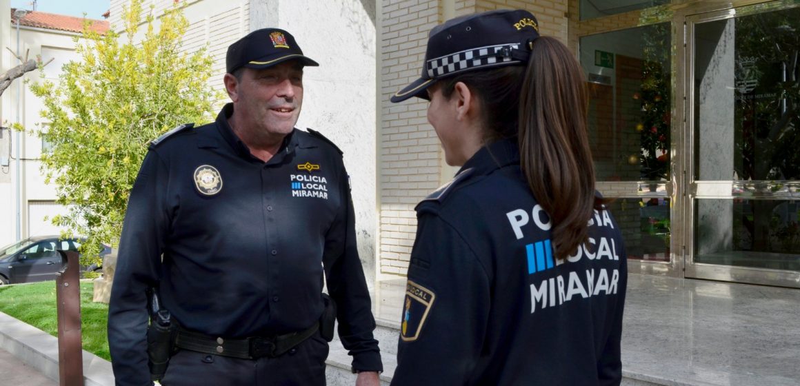 La Policia Local de Miramar estrena uniformes fets amb plàstic recollit de la mediterrània