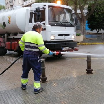 Oliva desinfecta carrers i espais públics per a frenar l’expansió del coronavirus