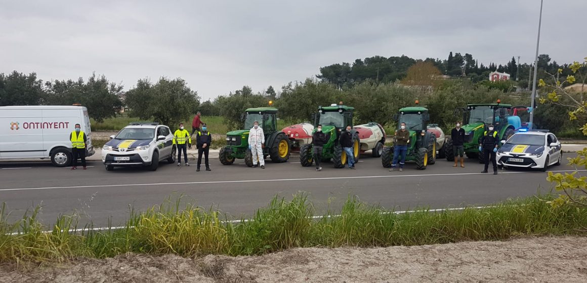 Llauradors i tractoristes desinfecten Ontinyent amb 13.500 litres de lleixiu