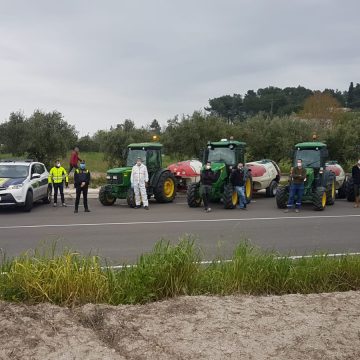 Llauradors i tractoristes desinfecten Ontinyent amb 13.500 litres de lleixiu