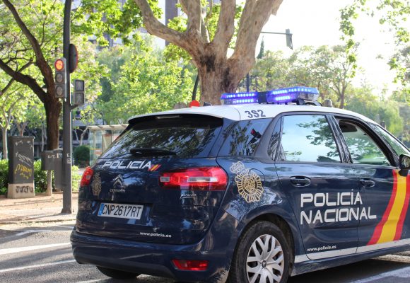 La Policia Nacional deté a una dona per violació de domicili i atacar a un agent