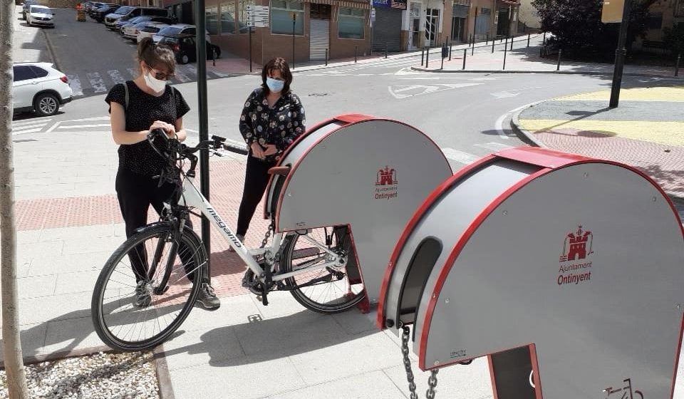 Ontinyent instal·la aparcabicis antirobatori a tots els barris per fomentar l’ús de la bicicleta