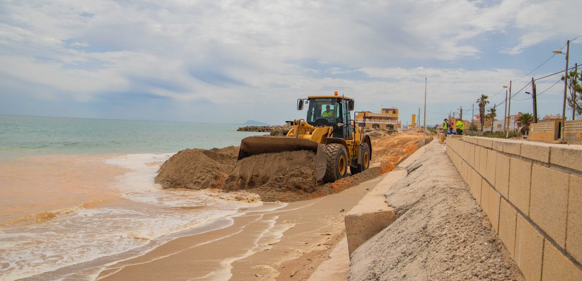 Cullera reprén els treballs de reparació de les platges del sud paralitzats per la Covid-19