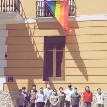 La bandera de l’Arc de Sant Martí oneja a l’Ajuntament d’Oliva amb motiu del dia Internacional de l’Orgull LGTBI