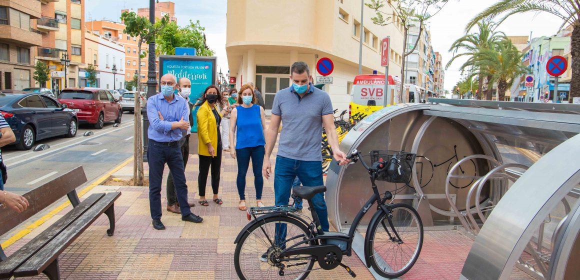 Cullera obri un pàrquing per a bicis amb videovigilància que funciona amb energia solar