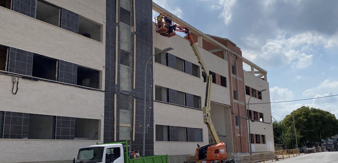 L’Ajuntament de Carcaixent  instal·la una malla metàl·lica a l’edifici inacabat del carrer Carlos Gomis