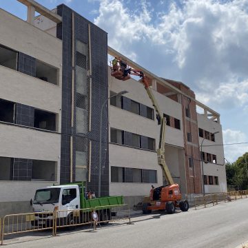 L’Ajuntament de Carcaixent  instal·la una malla metàl·lica a l’edifici inacabat del carrer Carlos Gomis