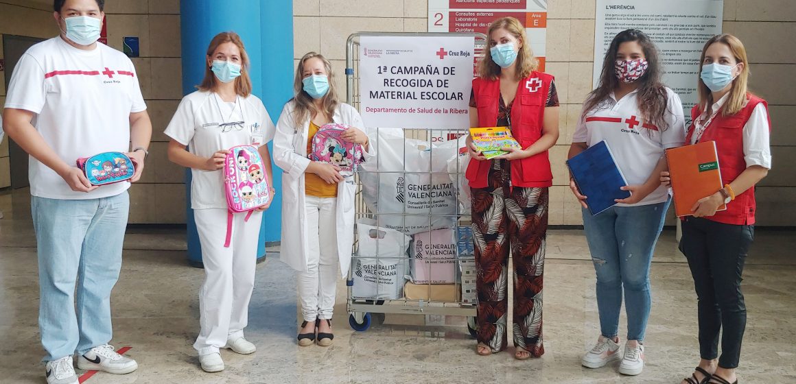 El personal del Departament de Salut de la Ribera donen 64 quilos de material escolar a Creu Roja