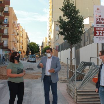 La reurbanització del carrer Pintor Segrelles permetrà duplicar l’espai per a vianants