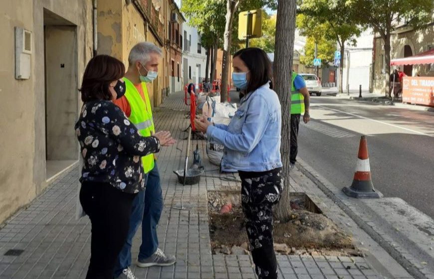 Ontinyent millora els escocells i voreres del carrer Tirador dins del pla «Tornem Junts»