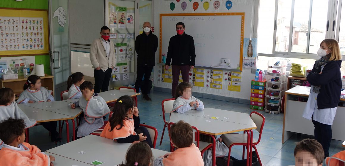 Ontinyent crea la “Mantaescola” per protegir a l’alumnat del fred a les aules davant la ventilació anticovid