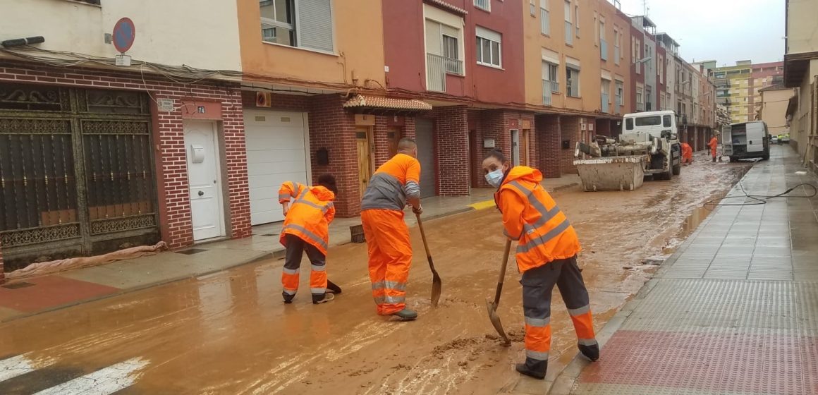 Continua la neteja als carrers i camins més afectats d’Alzira