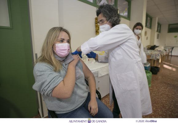 Comença la vacunació contra la Covid-19 a Gandia