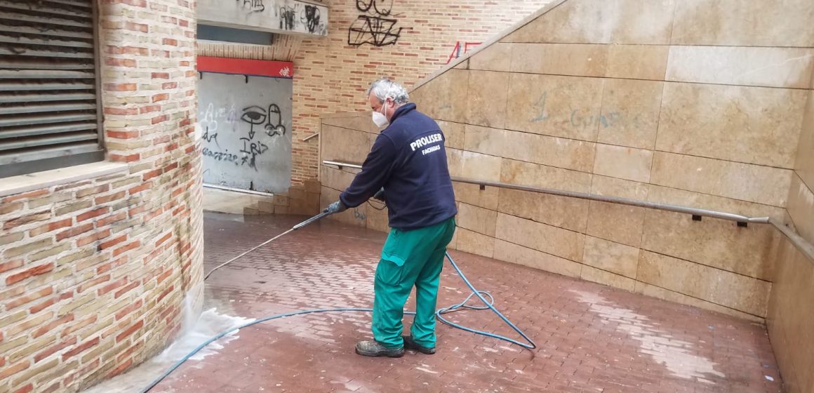 La campanya De cara a la paret, de l’Ajuntament d’Alzira promou la neteja de pintades als edificis de la ciutat