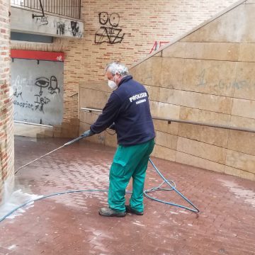 La campanya De cara a la paret, de l’Ajuntament d’Alzira promou la neteja de pintades als edificis de la ciutat