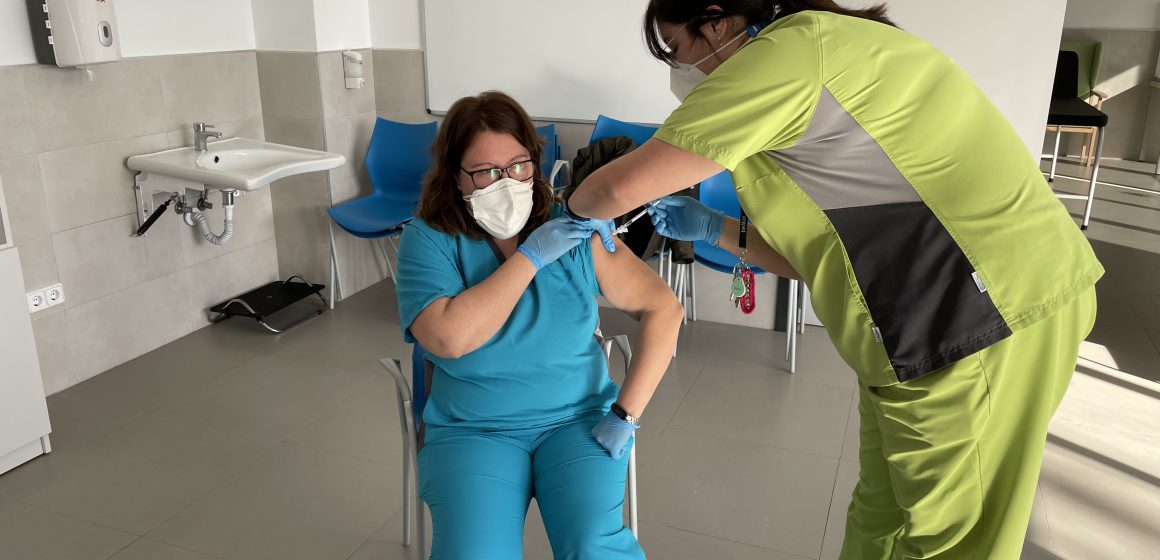 Usuaris i treballadors de la Residència per a Persones amb Discapacitat de Sueca reben la vacuna contra la Covid-19