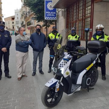 Ontinyent amplia l’equipament de la Policia Local amb càmeres personals i una nova moto elèctrica