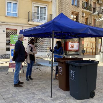 Carcaixent comença la campanya informativa al carrer per a la instal·lació del 5é contenidor