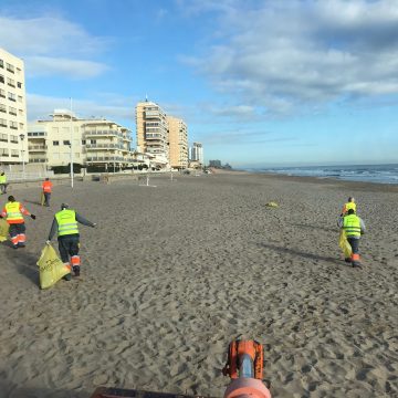 Sueca inicia els treballs per a posar a punt les seues platges