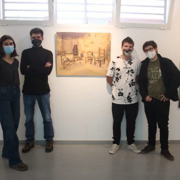 Quatre artistes exploren la persuasió visual mitjançant la pintura en una exposició a València