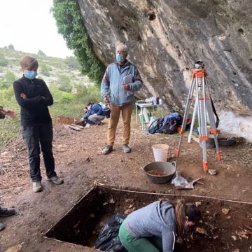 L’equip de l’excavació arqueològica de “l’Abric de l’Hedra» a Ontinyent es duplica davant les troballes del Paleolític